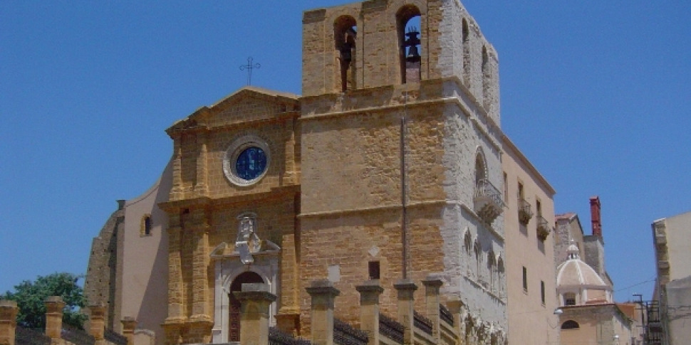 Sono Gi Trecento Le Scarpe Sulla Scalinata Del Duomo Di Agrigento